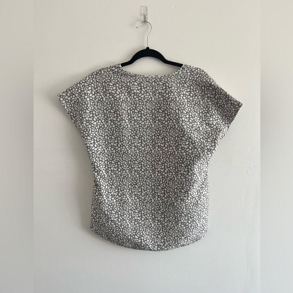 Abbey Glass M Silver Animal Print Blouse - Picture 3 of 5